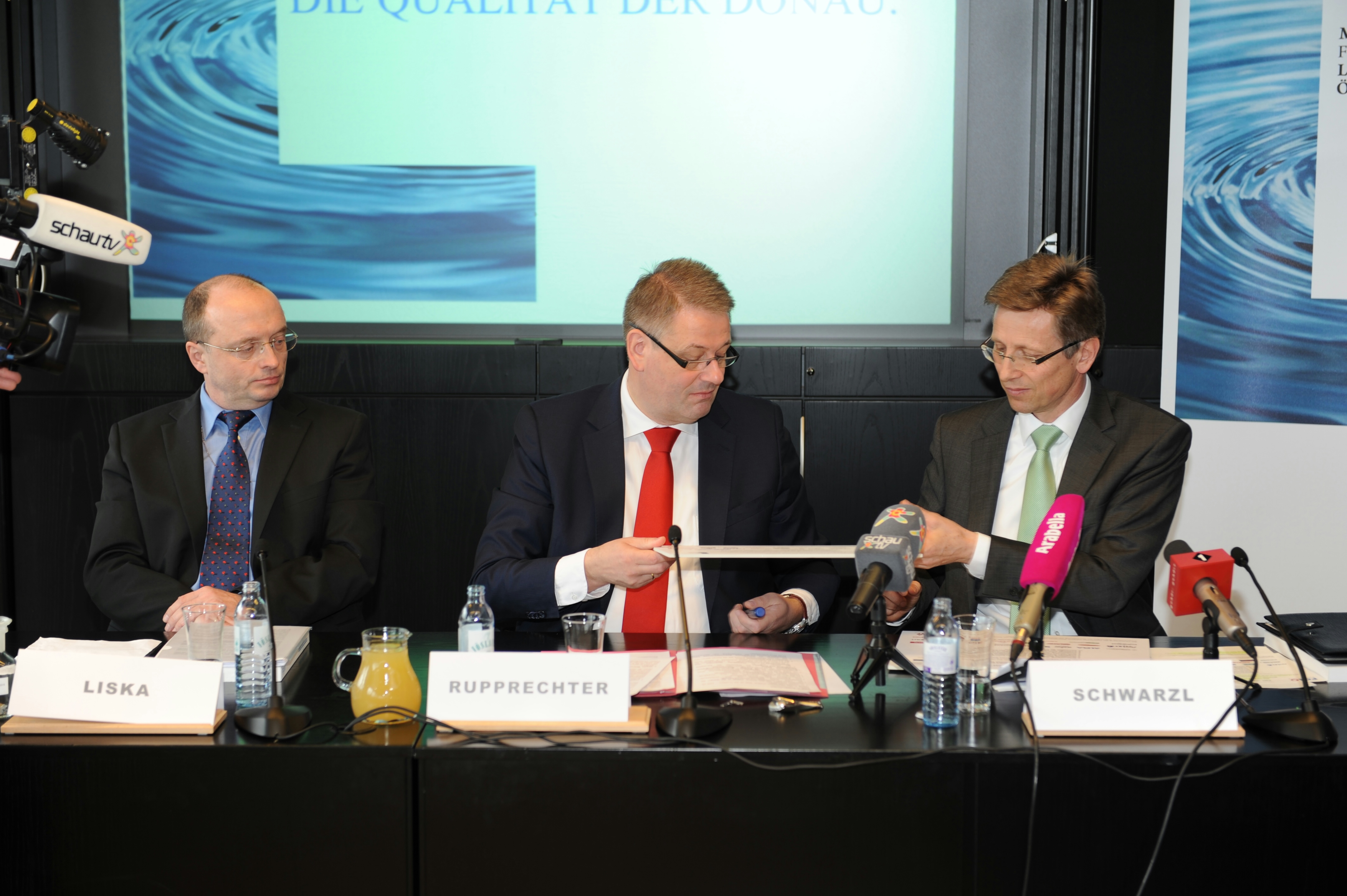 BM Rupprechter und DI Helmut Schwarzl unterzeichnen den Zero-Pellet-Loss-Pakt  Foto: BMLFUW/Florian Köfler