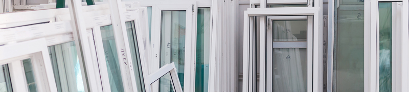 viele weiße Kunststofffenster in einem Raum